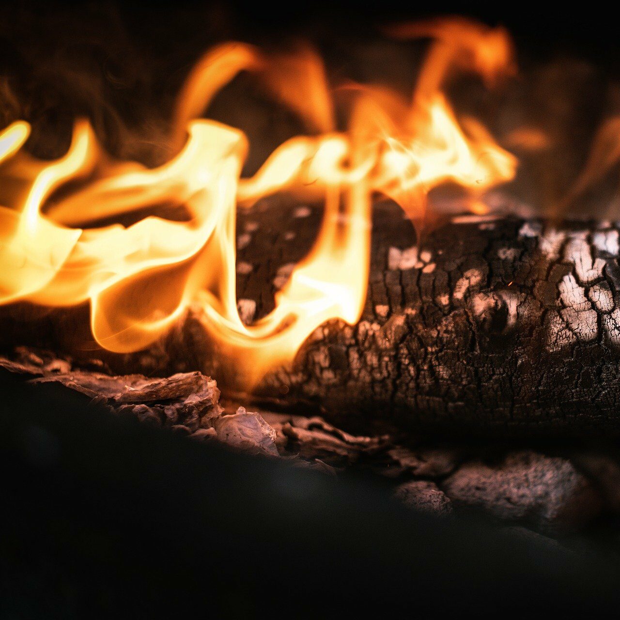 Bûche en feu dans un pôele à bois